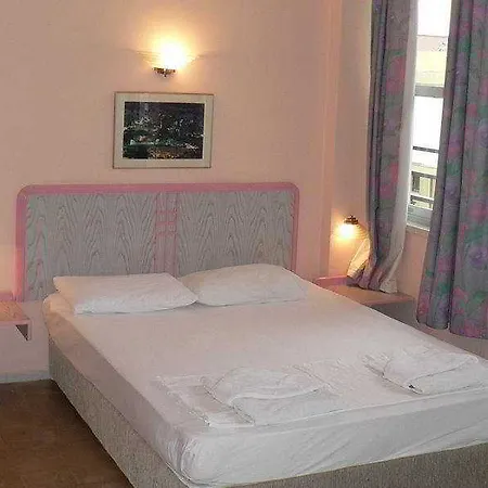 Cleopatra Sued Princess Apartment